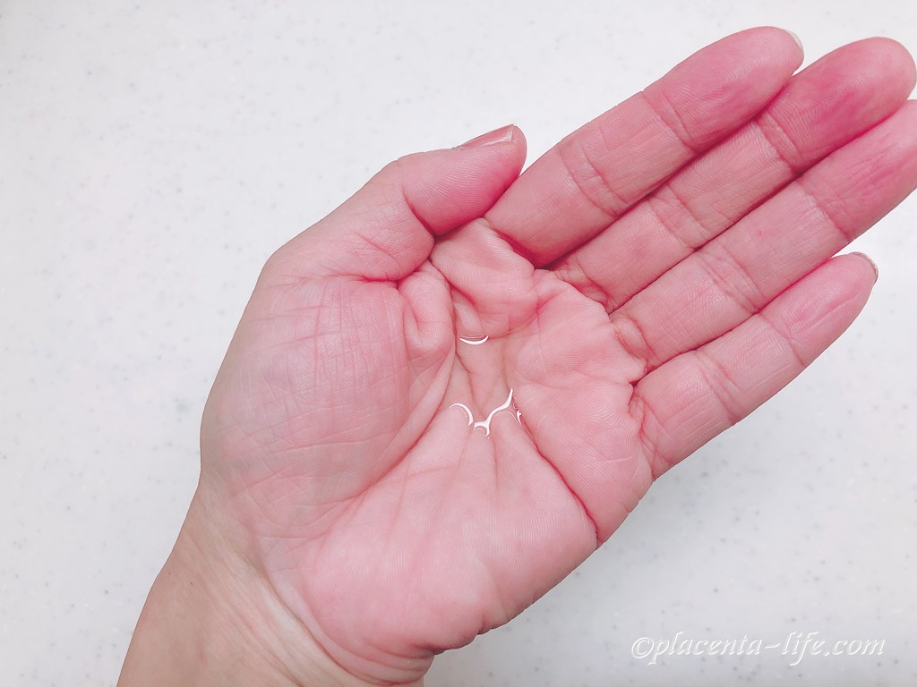 手に液を乗せる